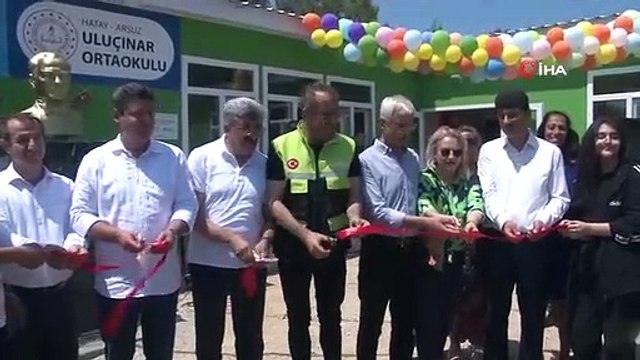 Les enfants survivants du tremblement de terre ont reçu leurs bulletins de Haluk Levent
