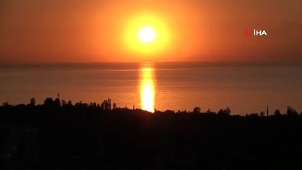Le coucher du soleil se réjouit au lac de Van