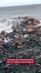 Ressaca destrói novo molhe na Meia Praia