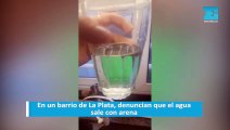 En un barrio de La Plata, denuncian que el agua sale con arena