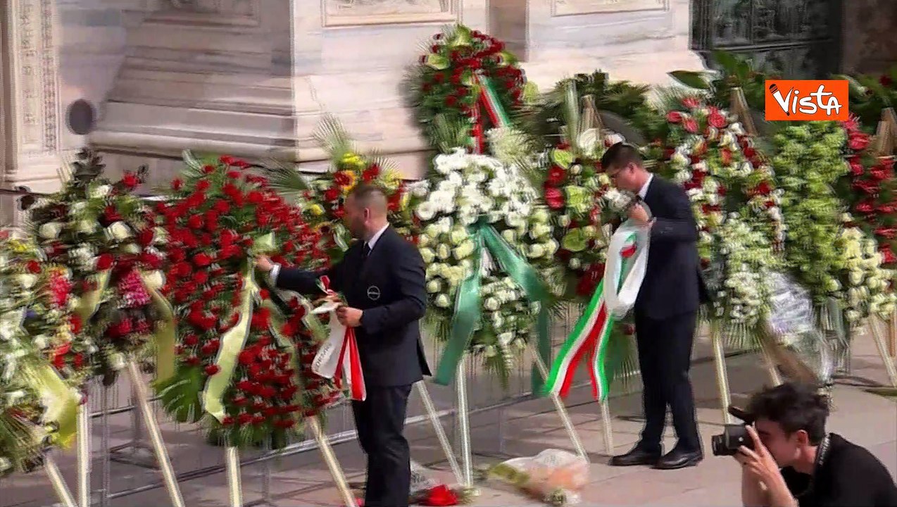 "Ciao Silvio" e la bandiera di Forza Italia in Piazza Duomo al termine del funerale