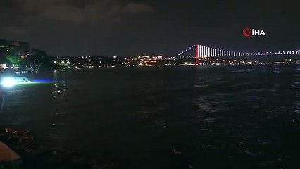 İstanbul'da şimşekler geceyi aydınlattı