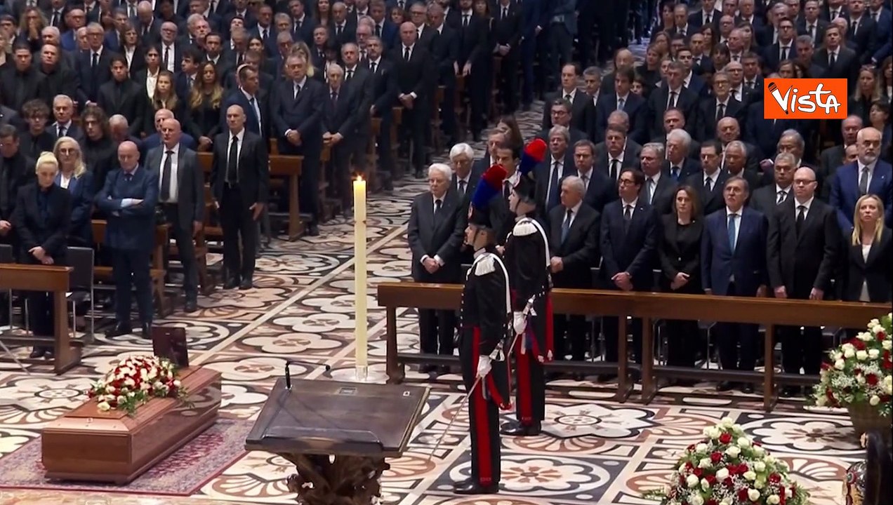 Le note del "silenzio" suonano nel Duomo di Milano al termine dei funerali di Silvio Berlusconi
