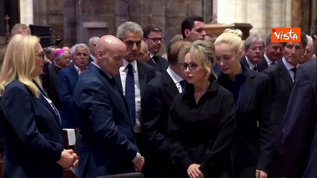 Maria De Filippi bacia Pier Silvio, poi si siede con Silvia Toffanin