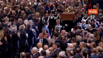 Maria de Filippi al funerale di Berlusconi, indossa una camicia bianca come piaceva al Cav