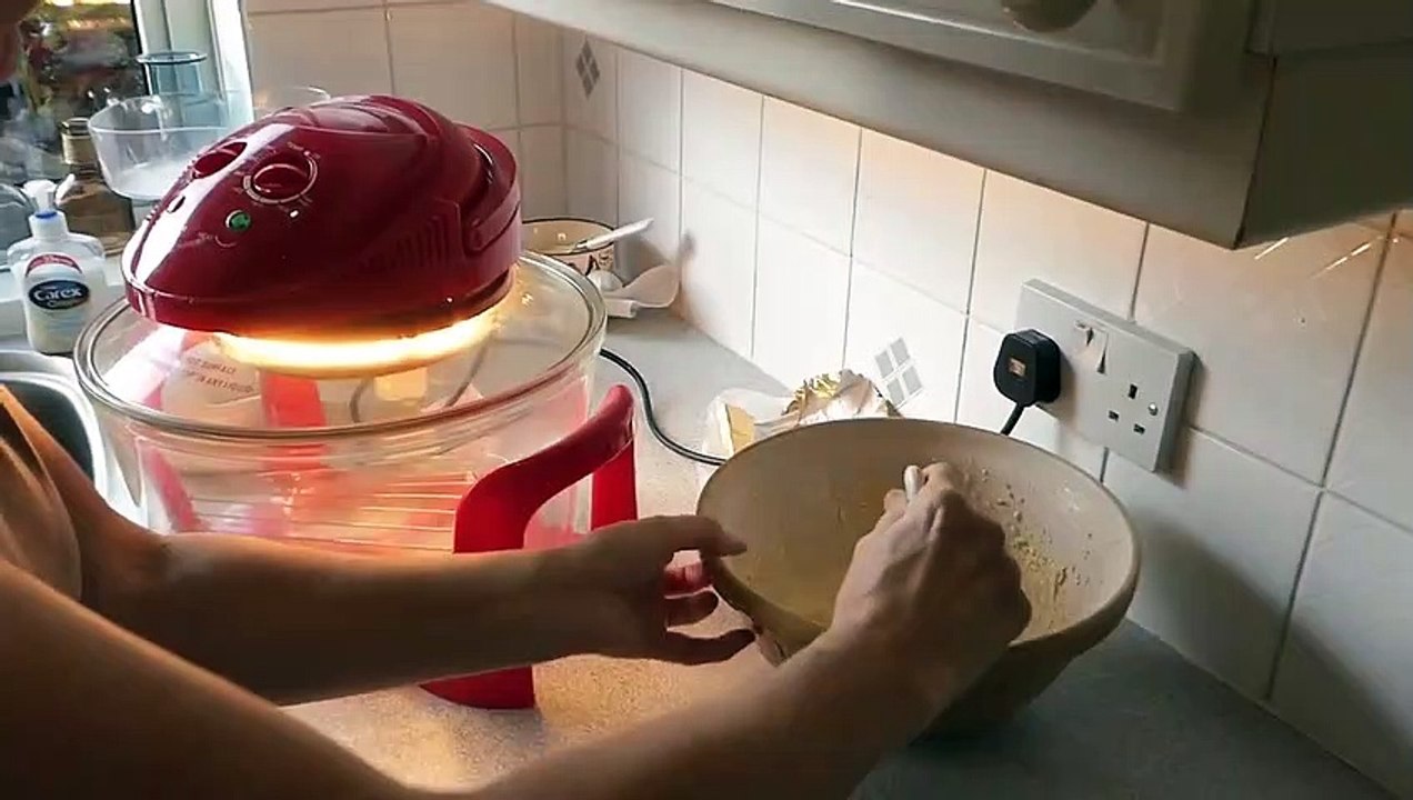 How to make and bake lemon butterfly cakes in the Halogen oven video