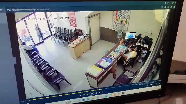 பெண் ஊழியரின் கவனத்தை திசை திருப்பி செல்போனை திருடிய மர்ம நபர்; சிசிடிவியால் அம்பலம்