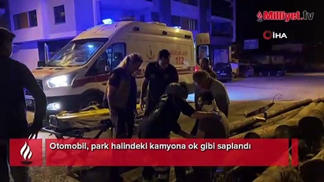 Otomobil, park halindeki kamyona ok gibi saplandı