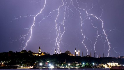 İstanbul’da şimşekli ve yağmurlu gece