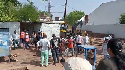 प्रशासनिक अधिकारियों की मौजूदगी में हटाया गया अतिक्रमण