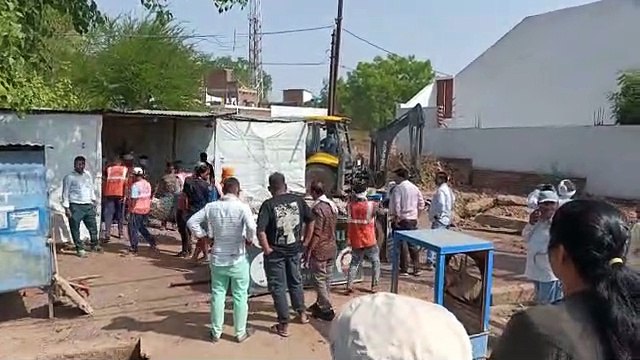 प्रशासनिक अधिकारियों की मौजूदगी में हटाया गया अतिक्रमण