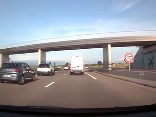 FV177GZ big con who overtakes me when I put on the warnings to report a traffic jam