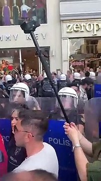 Cumartesi Anneleri’ne polis müdahale etti; Pervin Buldan polis ablukasında açıklama yaptı