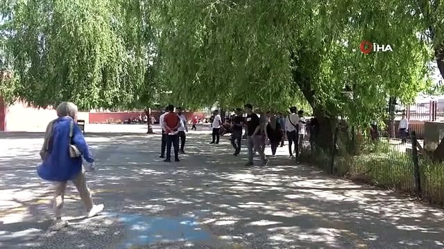 Van'da YKS maratonu başladı: Okula koşarak geldiler 5 çocuk babası 53 yaşındaki vatandaş da sınava girdi