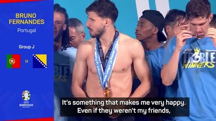 Скачать видео: United's Fernandes congratulates City's Champions League winners