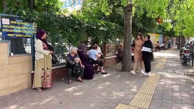 Sınava gireceği okulu bulamayan genç sınav giriş kağıdını yırtarak uzaklaştı