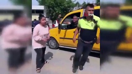 La police a formé des étudiants qui étaient en retard à l'examen dans la zone sismique de Hatay