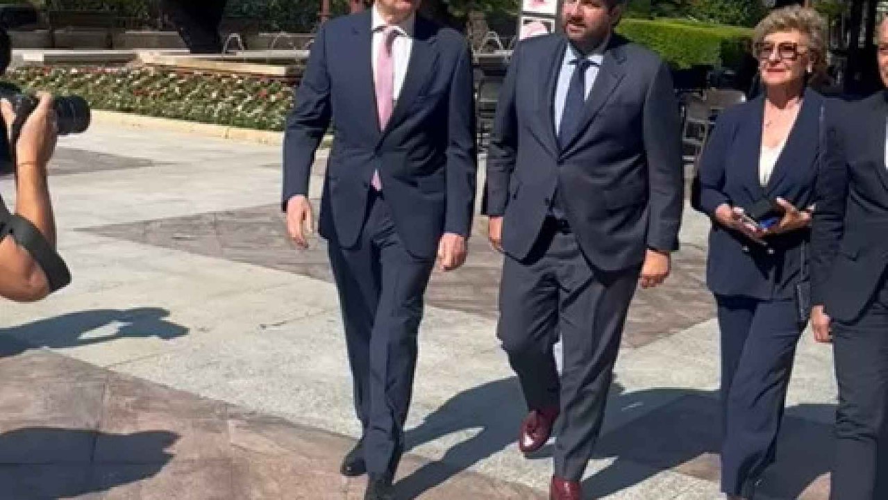 Fernando López Miras y José Ballesta, este sábado, a su llegada al Ayuntamiento de Murcia.