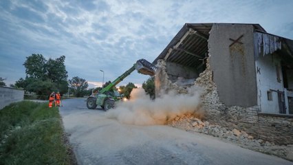 Скачать видео: Séisme dans l’ouest de la France : les images des dégâts causés par le tremblement de terre