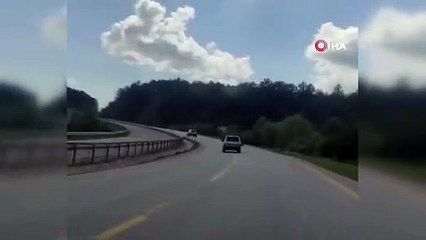 Trafikteki tehlikeli yolculuk kamerada: Ayaklarını camdan sarkıttı