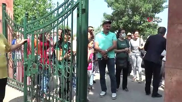 Adaylar YKS'de veliler dışarda ter döktü