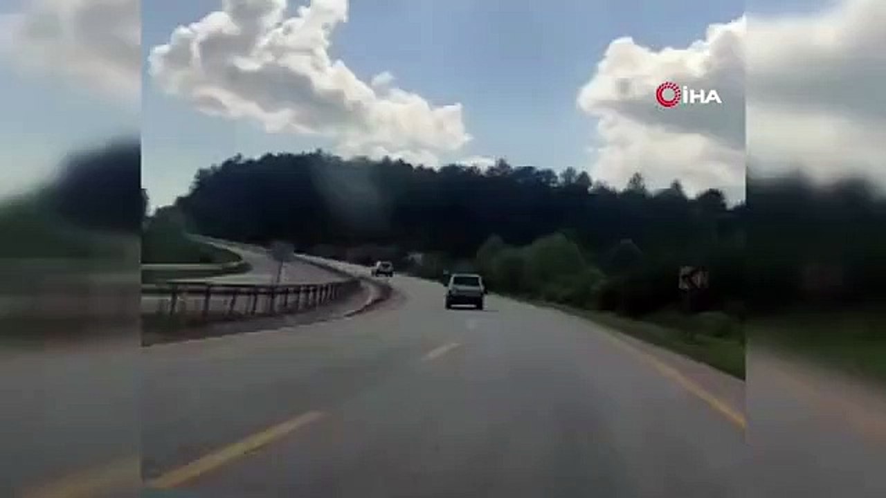 Trajet dangereux dans la circulation devant la caméra ： Pieds suspendus à la fenêtre