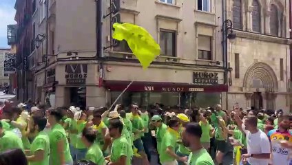Las peñas llenan las calles de León de música y buen rollo antes del pregón de Sara García