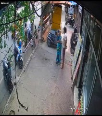 अचानक पूरा बस स्टैंड पलटकर गिरा, मची अफरा तफरी