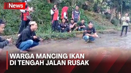 Protes, Warga Mekarmukti Garut Mancing Ikan di Tengah Jalan Rusak