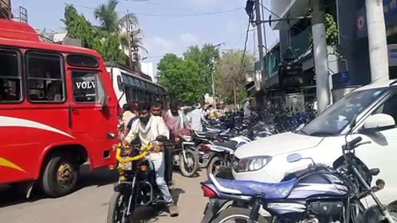 बैंकों के सामने पार्किंग नहीं,बाजार में रोड पर लोडिंग अनलोडिंग नतीजा रोज जाम
