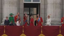 Famiglia reale britannica sul balcone per il sorvolo delle Red Arrows