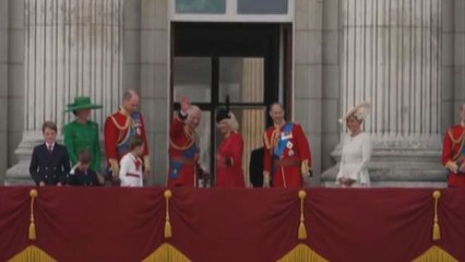 Famiglia reale britannica sul balcone per il sorvolo delle Red Arrows