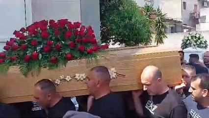 Download Video: Dolore e lacrime ai funerali di Caterina, Giusy e Giovanni. Careri non si dà pace