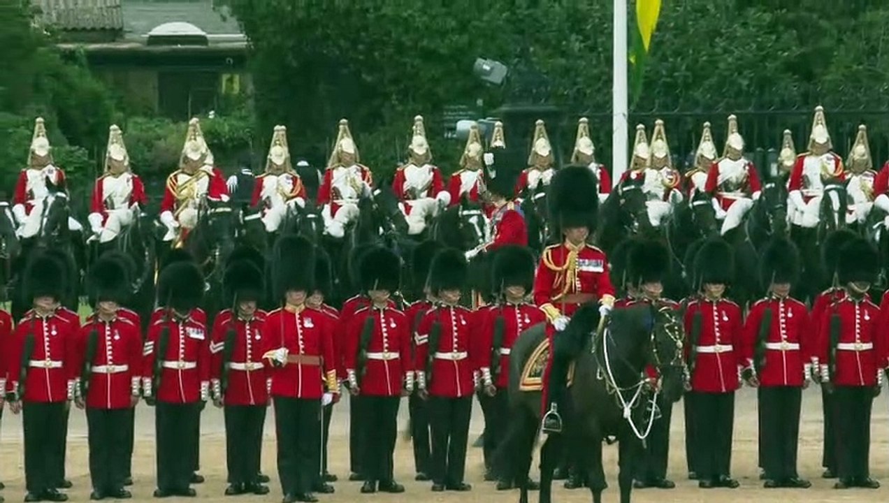 Charles III. nimmt erstmals als König Parade 'Trooping the Colour' ab