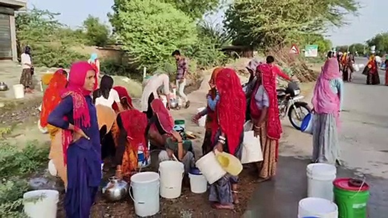 पीपलू में पानी के लिए कर रहे है मशक्कत