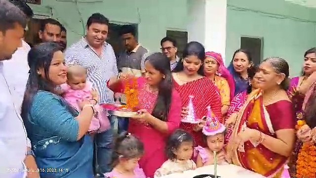 Video: बच्ची को गोद लेने पहुंचा परिवार, ढोल नगाड़े पर नाचे-झूमे, गरबा पर थिरके