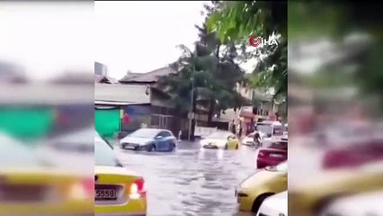 Bursa'da şiddetli yağış hayatı felç etti, sokaklar göle döndü