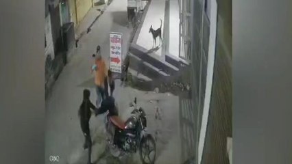 मुजफ्फरनगर: सड़क पर बर्बरता.... सिक्योरिटी गार्ड को बेहोश होने तक पीटा