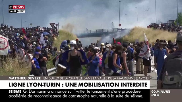 Projet Lyon/Turin : Des affrontements ont lieu entre manifestants et forces de l'ordre avec gaz lacrymogènes pour maintenir les manifestants hostiles à distance à la suite de jets de projectile
