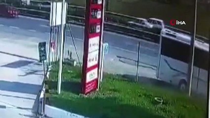 Rusları taşıyan tur midibüsü tıra böyle çarptı