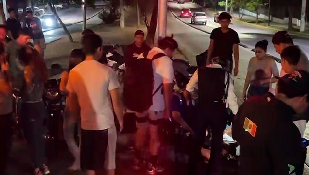 Motociclista resulta herido tras ser impactado por camioneta