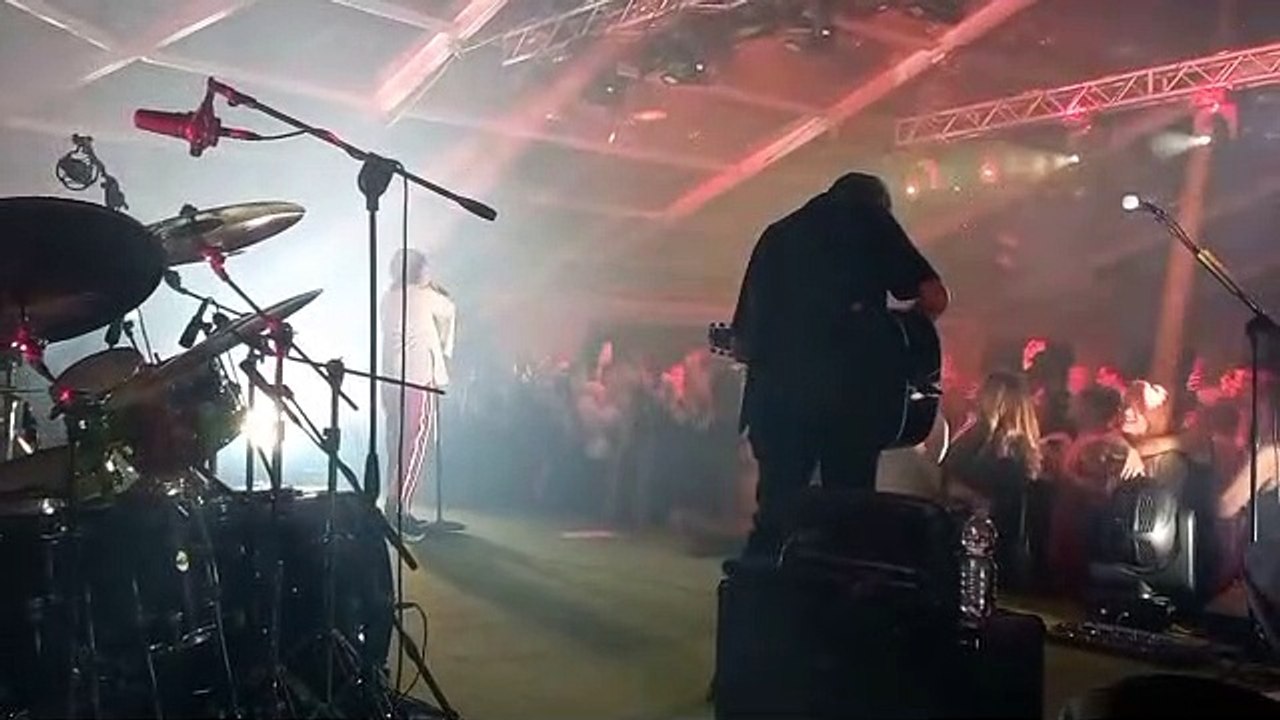 Il party nella villa di Ernesto Pellegrini: Gianna Nannini si esibisce sul palco