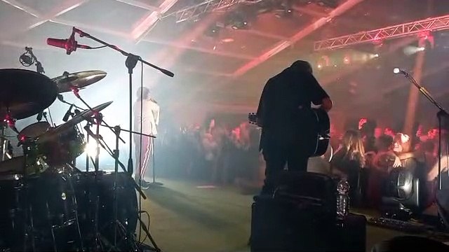 Il party nella villa di Ernesto Pellegrini: Gianna Nannini si esibisce sul palco