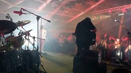 Il party nella villa di Ernesto Pellegrini: Gianna Nannini si esibisce sul palco