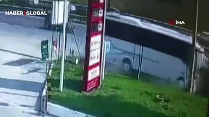 Rusları taşıyan tur midibüsü tıra böyle çarptı