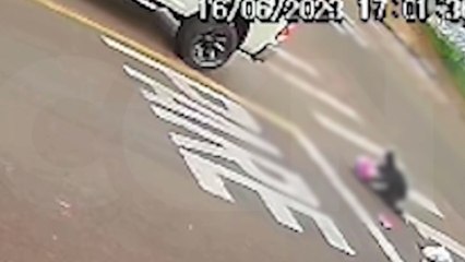 Assustador! Caminhonete atinge menina e passa por cima das pernas dela