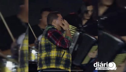 Xandy Avião homenageia Flávio José e faz desabafo sobre forró durante show em Campina Grande
