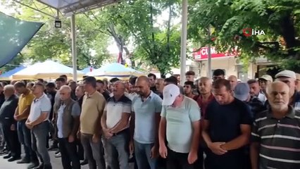 İzmir'de kabloyla boğulmuş halde ölü bulunan genç kadın son yolculuğuna uğurlandı