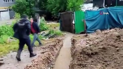 Yağmur suyu basan ahırdan 200 koyun böyle kurtarıldı