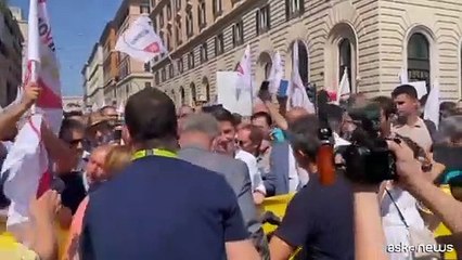 Il corteo M5s a Roma con Conte contro la precariet?. E spunta Schlein